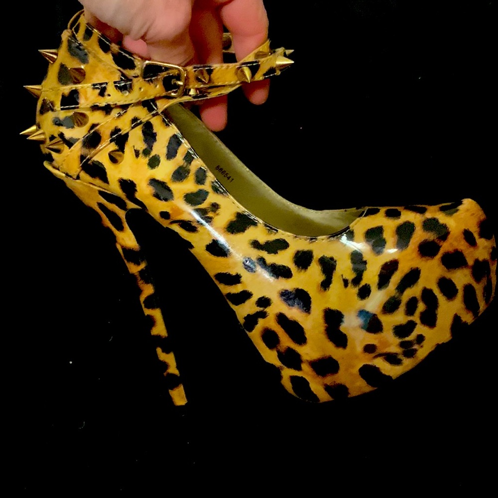 Leopard pumps Charlotte Russe size 6 never worn